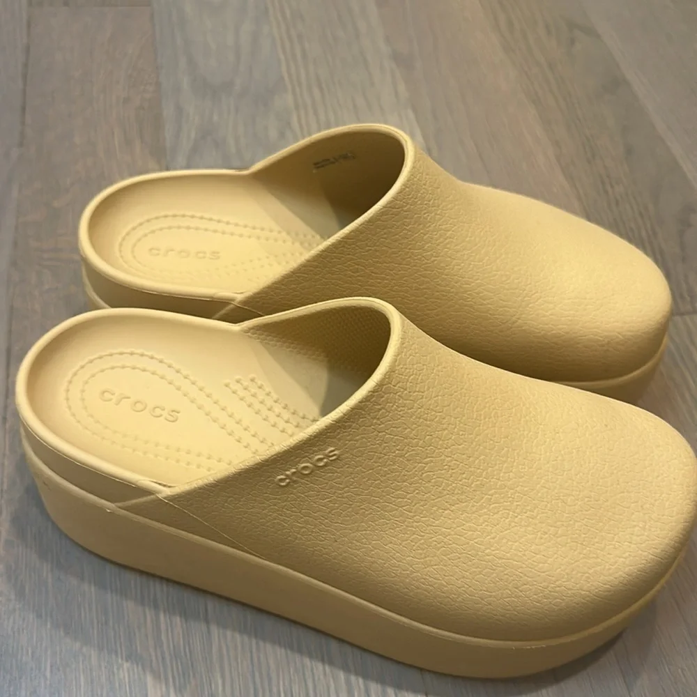 CROCS Dylan Platform Clog in Wheat color. Size 9 - Picture 6 of 11